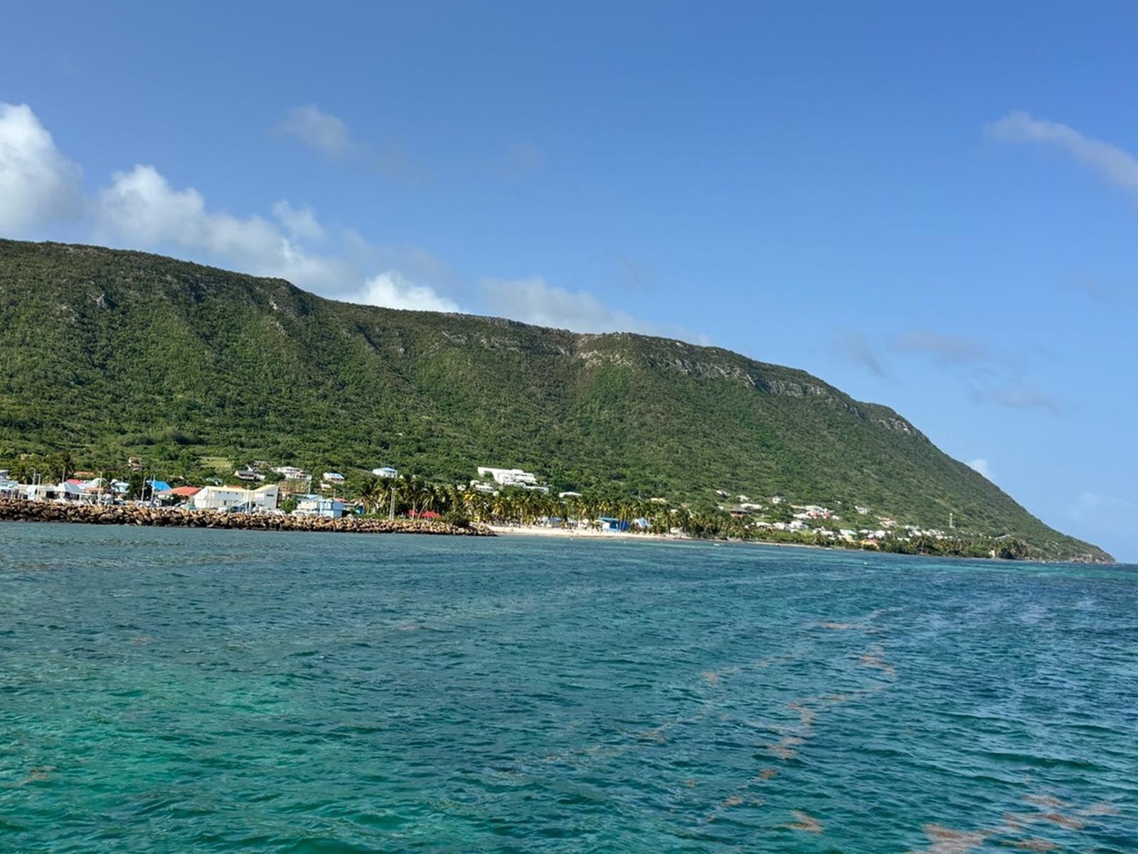 Arrivée en bateau à la Désirade, vue depuis la mer