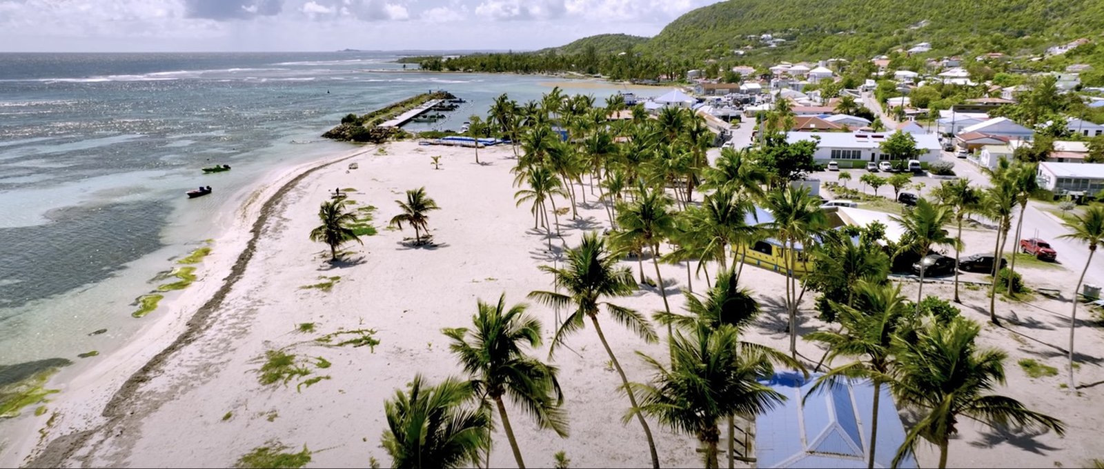 Vue aérienne de la plage et du port à l'arrivée à la Désirade